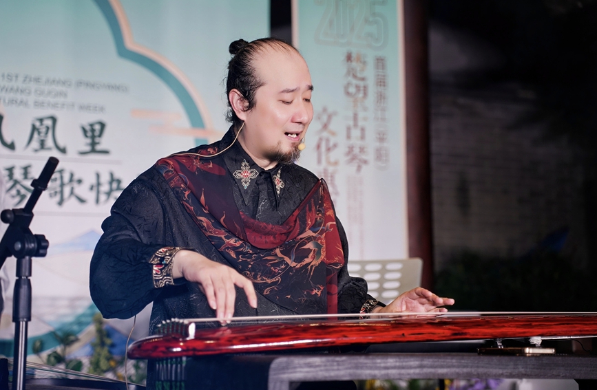 6月22日晚，平陽坡南歷史文化街區舉行坡南琴歌快閃活動。平陽縣融媒體中心供圖