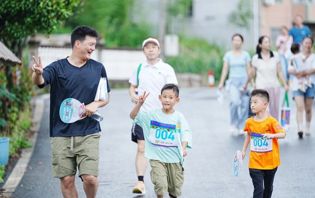 全家一起“趣鄉村”！柯城人跑步帶娃成為新時尚