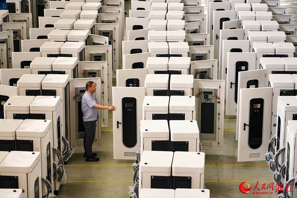 在浙江精工集成科技股份有限公司生產車間，工人們正全力趕制新能源充電樁。人民網 章勇濤攝