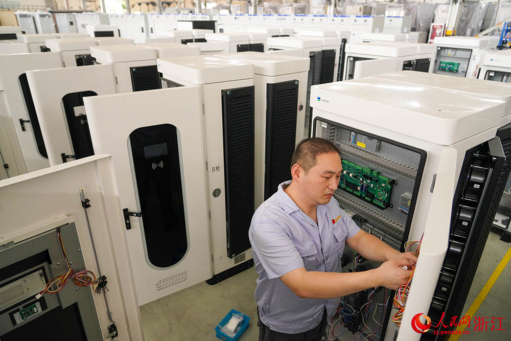 在浙江精工集成科技股份有限公司生產車間，工人們正全力趕制新能源充電樁。人民網 章勇濤攝