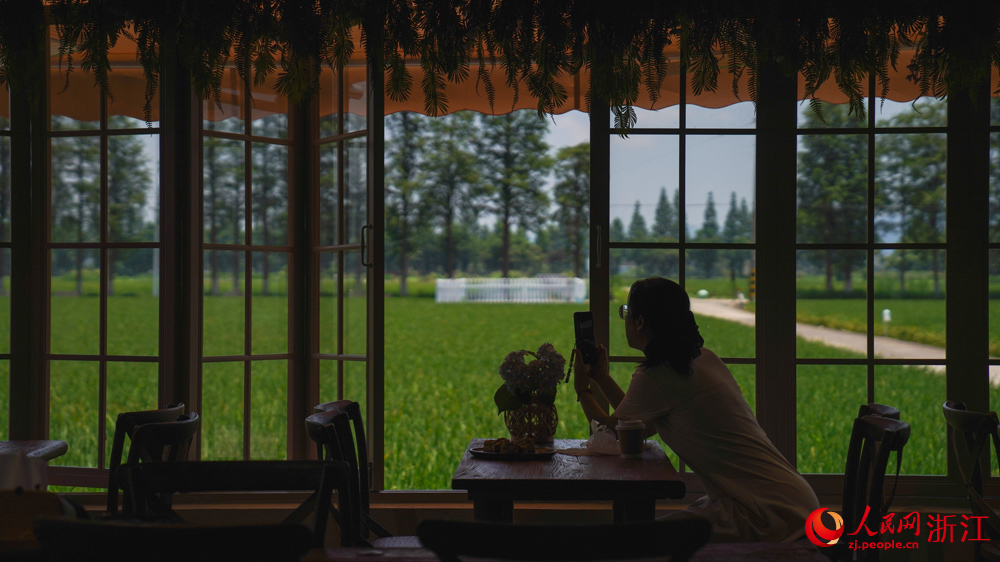 游客在村里的面包店里欣賞窗外美景。人民網記者 郭揚攝