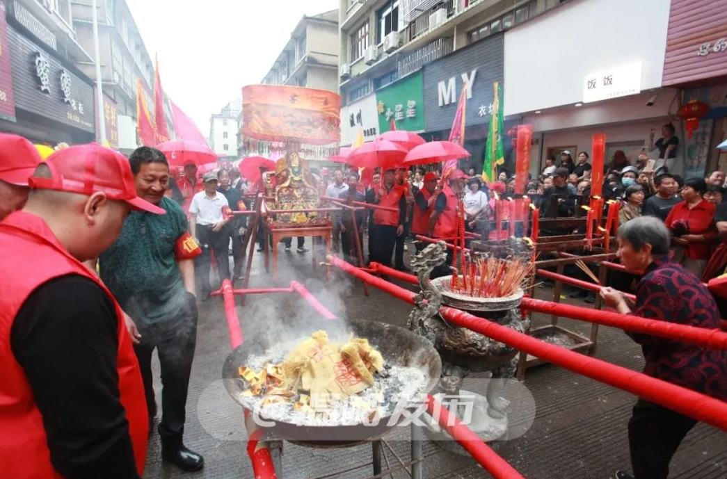 大溪四月廿三廟會踩街，溫嶺版“游神”太火爆啦