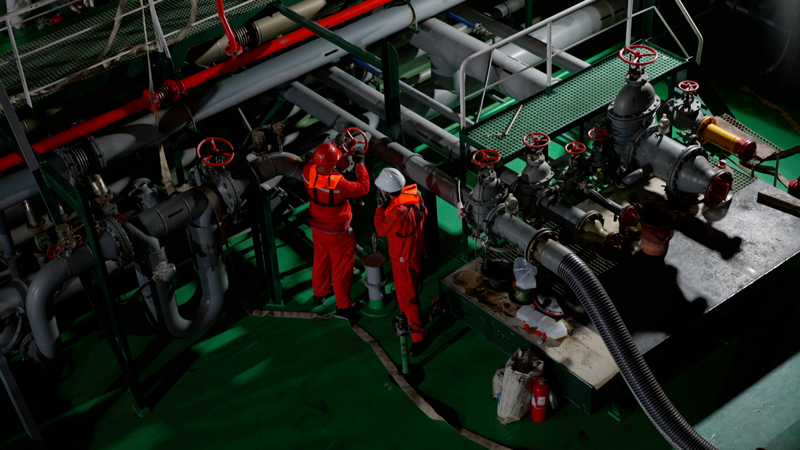 駁船供油人員開泵供油。舟山市委宣傳部供圖