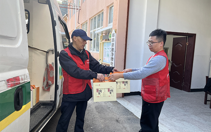 “香溢”志愿者用返程車捎帶番薯干。蘇愚攝