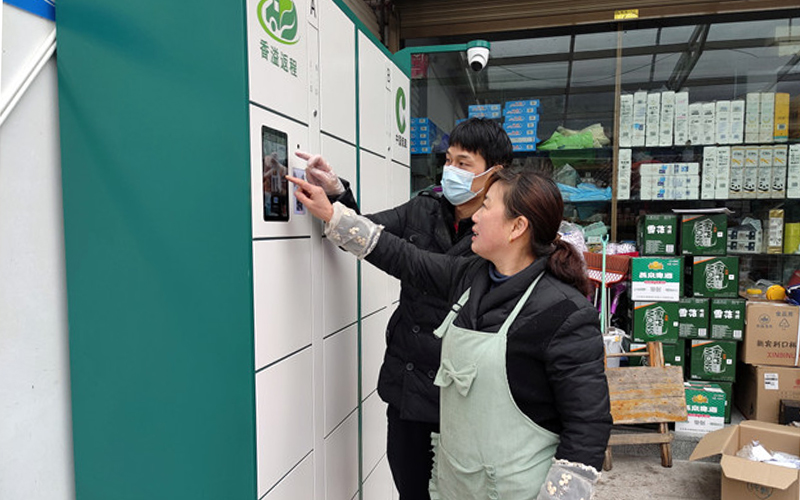 工作人員對零售戶進行自提柜取貨教學。蘇愚攝