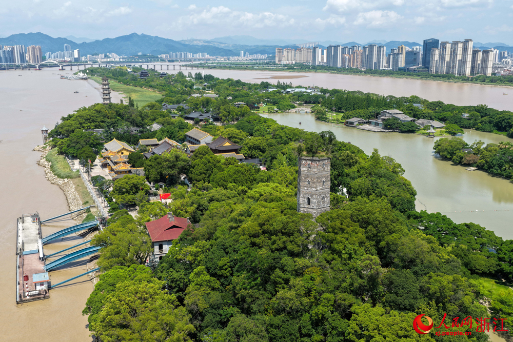 空中俯瞰浙江溫州江心嶼，如碧玉鑲嵌甌江。人民網 章勇濤攝