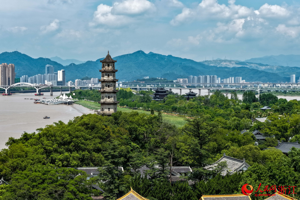 空中俯瞰浙江溫州江心嶼，如碧玉鑲嵌甌江。人民網 章勇濤攝