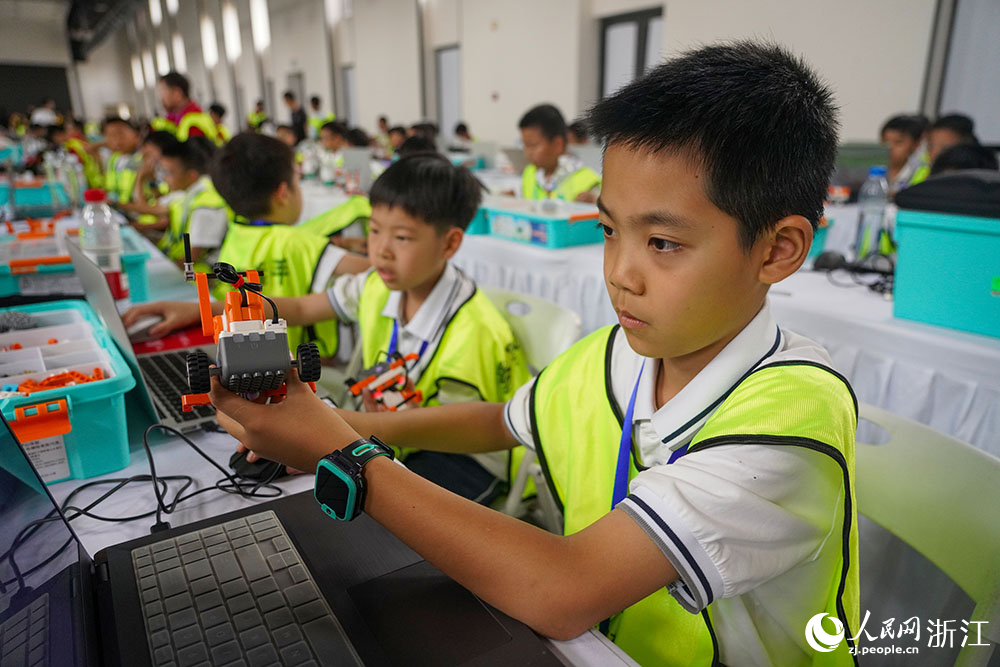 7月5日，在臺州市黃巖區夢創園，青少年參加機器人競賽。人民網 章勇濤攝