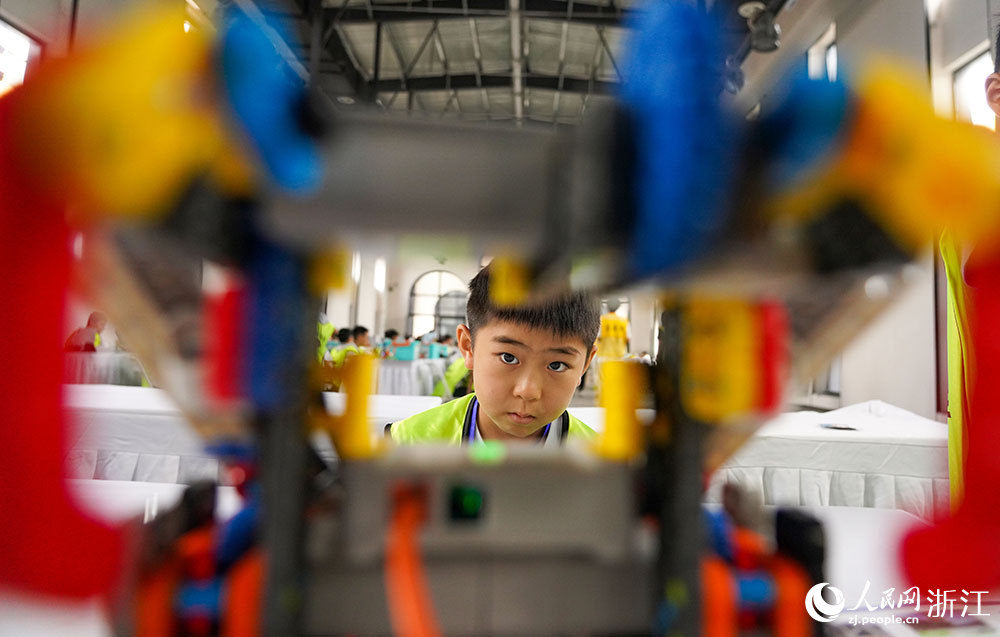 7月5日，在臺州市黃巖區夢創園，青少年參加機器人競賽。人民網 章勇濤攝