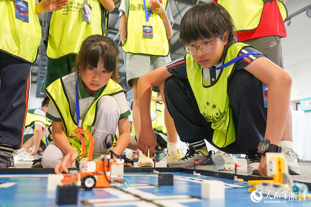 7月5日，在臺州市黃巖區夢創園，青少年參加機器人競賽。人民網 章勇濤攝