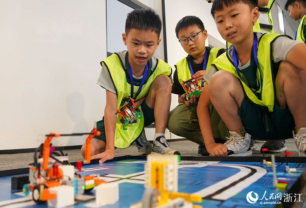 7月5日，在臺州市黃巖區夢創園，青少年參加機器人競賽。人民網 章勇濤攝