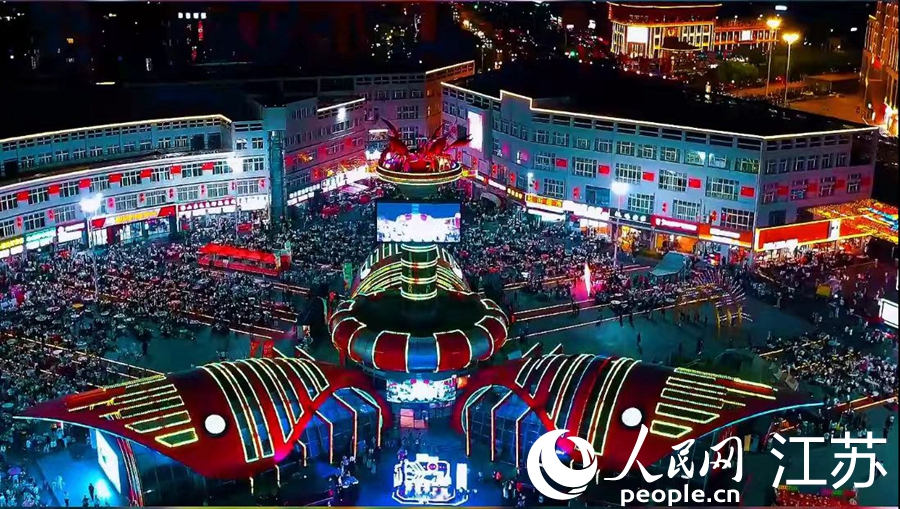 夜幕降臨，尅街700余張外擺餐桌座無虛席。人民網記者 馬曉波攝