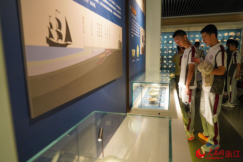 溫州朔門古港遺址考古成果展現場，學生們駐足凝視一件件出土文物。人民網 章勇濤攝