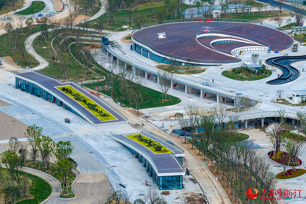 近日，浙江省臺州市黃巖區海塘安瀾工程（椒江黃巖段海塘）施工現場，工人正在進行收尾工作。人民網 章勇濤攝