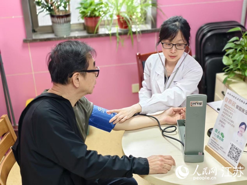 夏亦欣醫生為申進測血壓。人民網記者 馬曉波攝