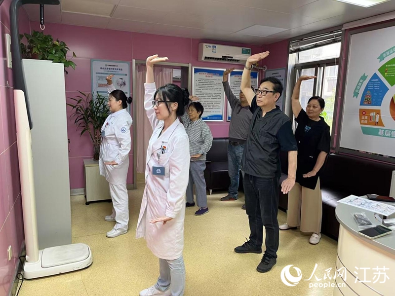 申進和家庭醫生一起練習八段錦。人民網記者 馬曉波攝