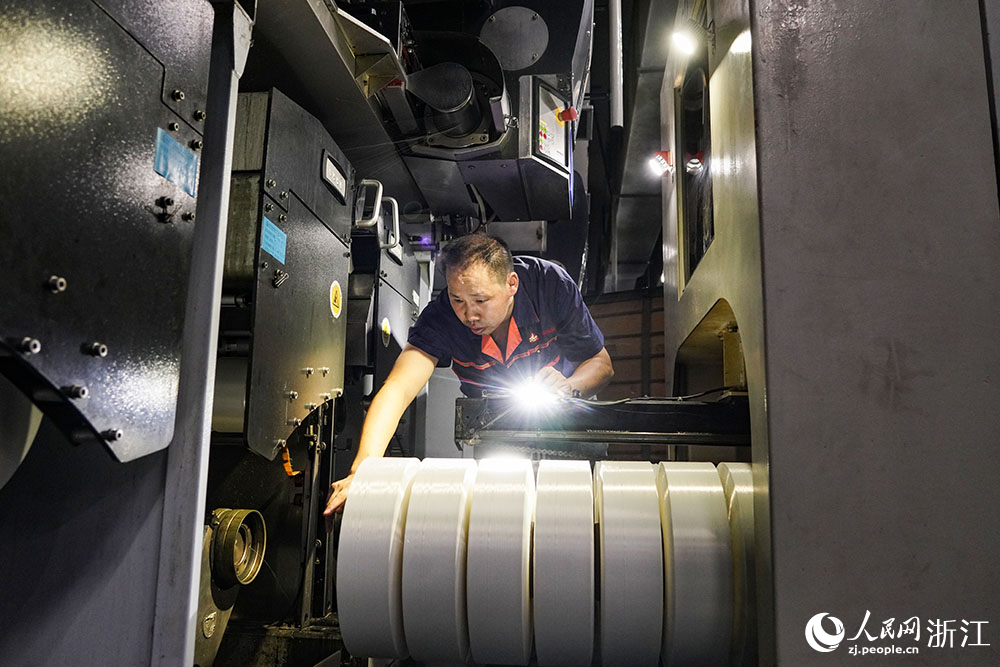 7月8日，在浙江省湖州市吳興區一家企業的生產車間內，工人在生產線上作業。人民網 章勇濤攝