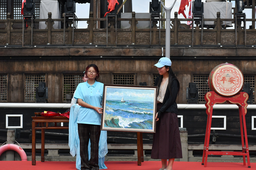 浙江紡織服裝職業技術學院藝術學院學生贈送手繪油畫。羅夢圓攝