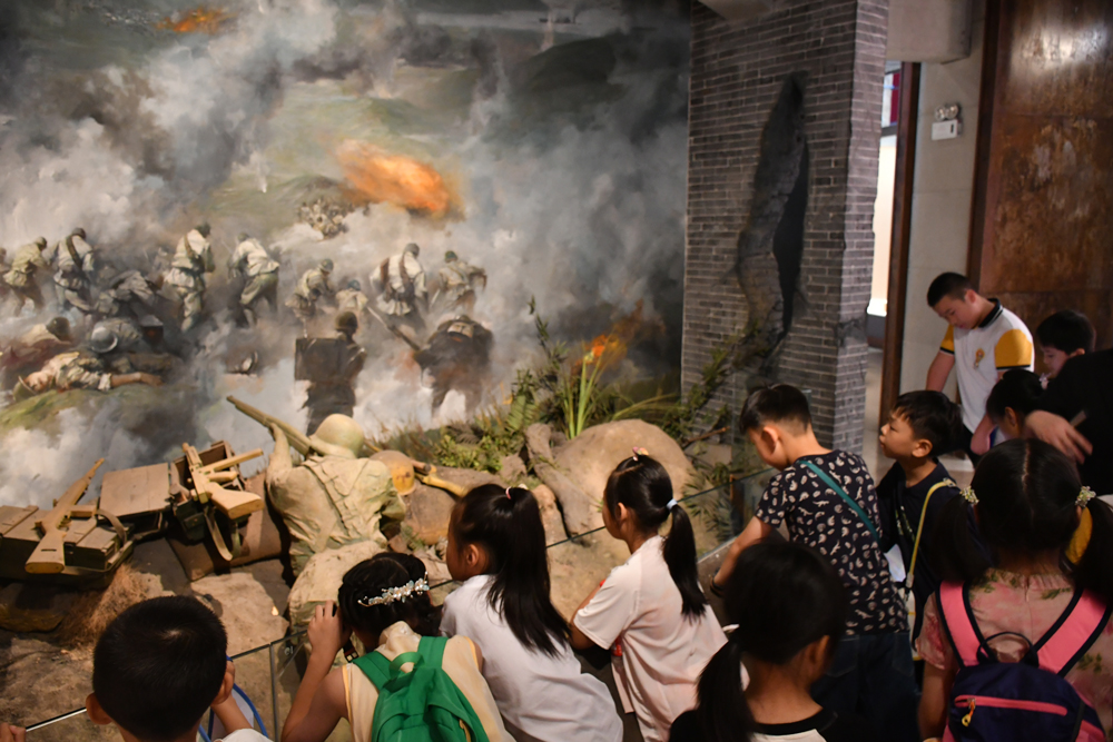 30余名少先隊員前往鎮?？诤７罋v史紀念館參觀學習。羅夢圓攝