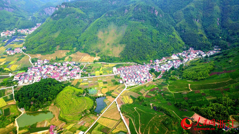 俯瞰山下的馬公塘（右）。人民網 陳陸洵攝