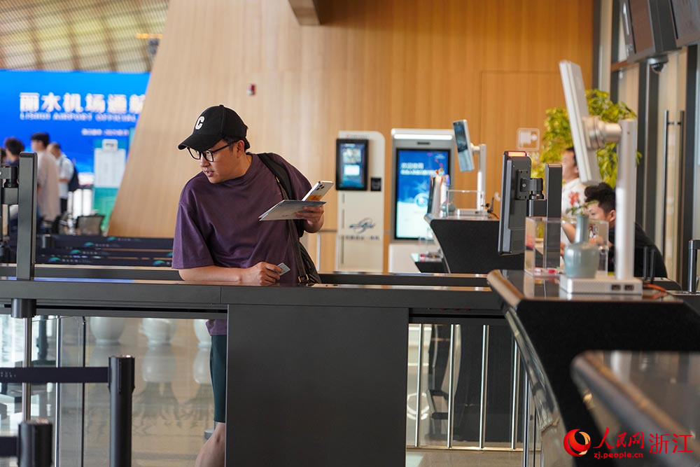 7月18日，旅客進入麗水機場候機室。人民網 章勇濤攝