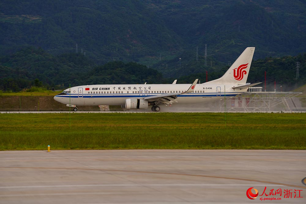 7月18日，由北京首都國際機場飛來的CA1873次航班降落在麗水機場。人民網 章勇濤攝