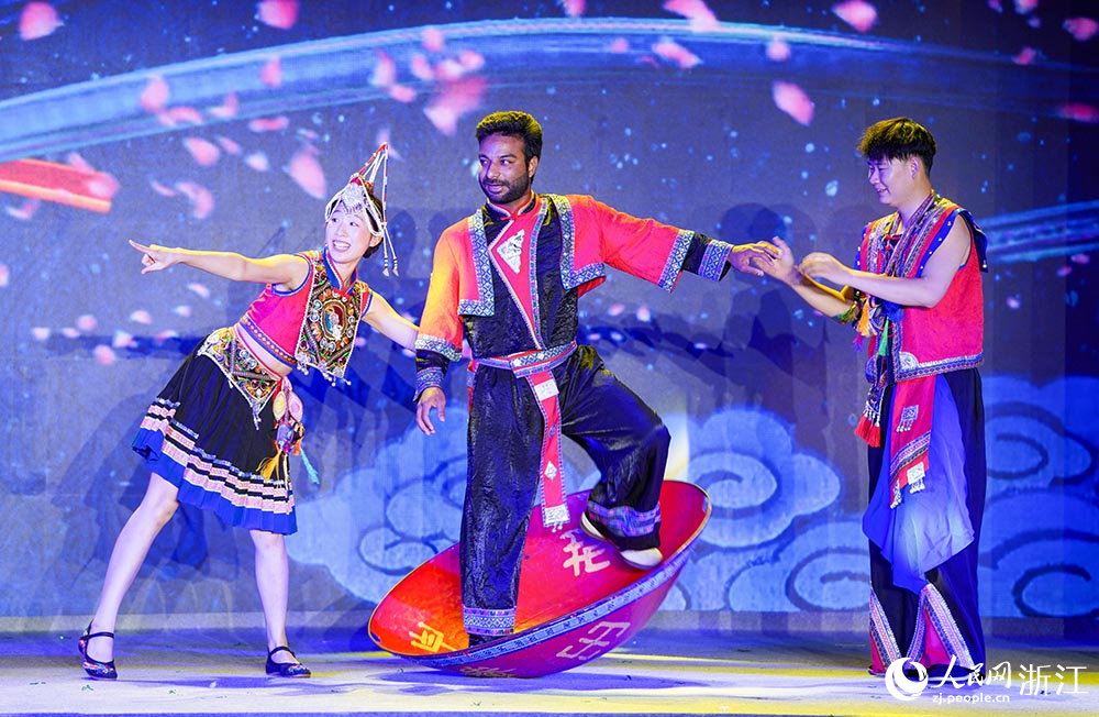 7月19日，外國留學生與中國學生在麗水國際會展中心共同演繹畬族歌舞《畬家嬉樂》。人民網 章勇濤攝