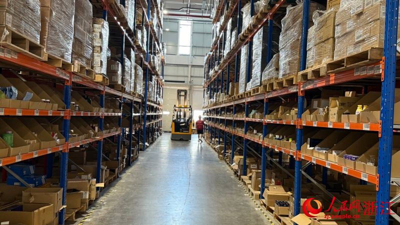    貨架上堆滿了即將發往全國各地的進口貨品。人民網 程欣攝