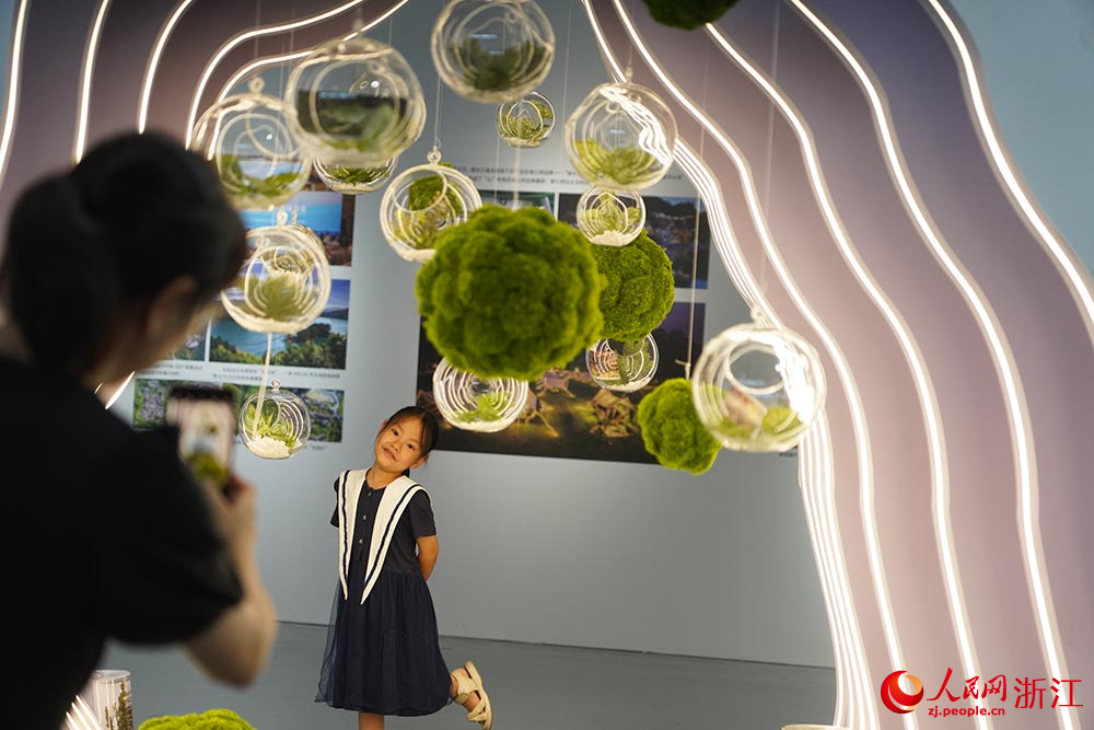 活動吸引市民游客拍照打卡。人民網 章勇濤攝