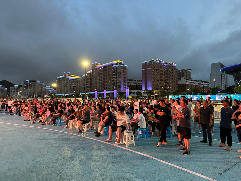 望海公園城市陽臺上觀賽的人群。嵊泗縣融媒體中心供圖