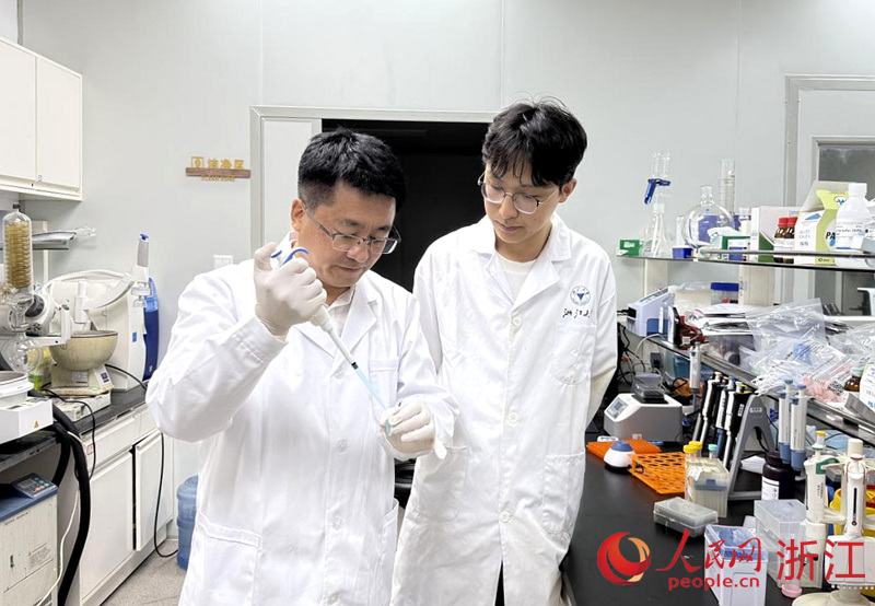 劉雪松（左）帶領學生開展油茶定性定量的基礎研究。人民網 方彭依夢攝