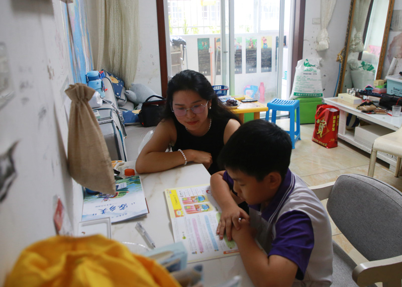 徐錫英正陪同孩子學習。遂昌縣委宣傳部供圖