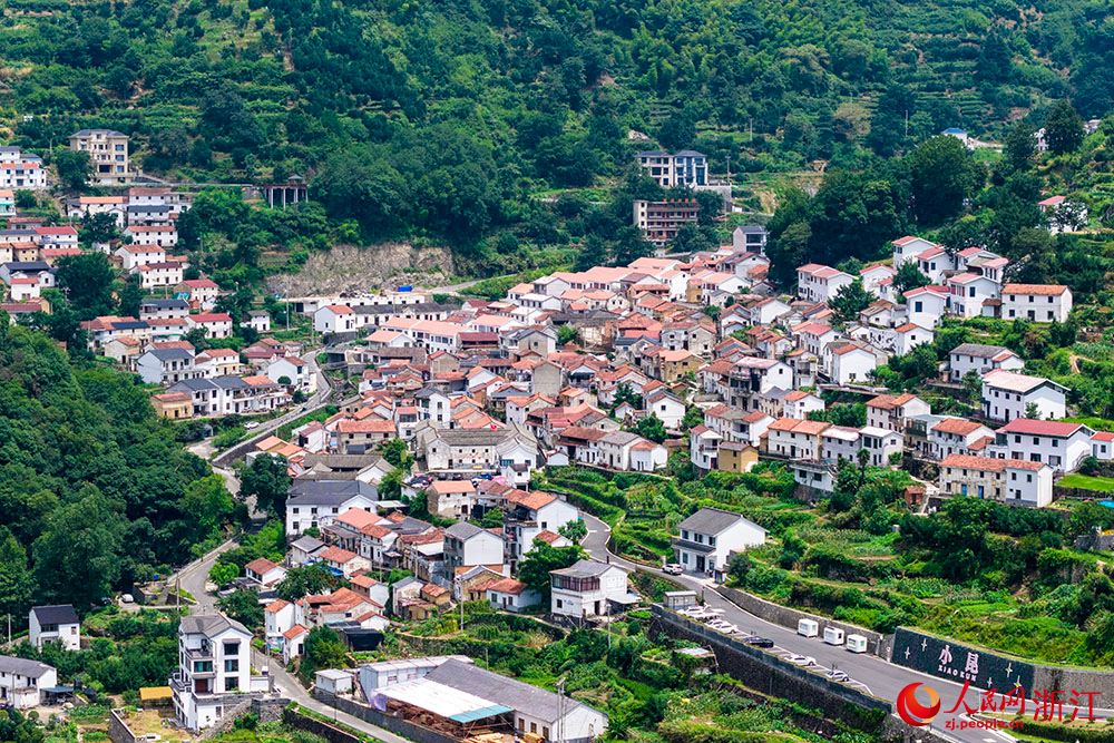 空中俯瞰色彩斑斕的浙江省嵊州市長樂鎮小昆村。人民網 章勇濤攝