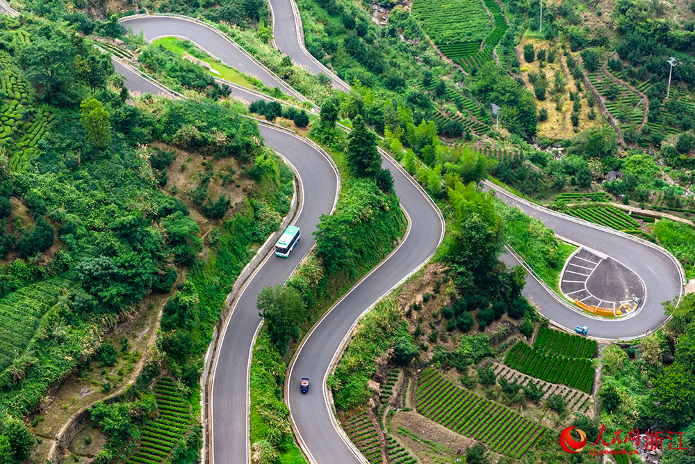 浙江省嵊州市長樂鎮，公交行駛在盤山公路上。人民網 章勇濤攝
