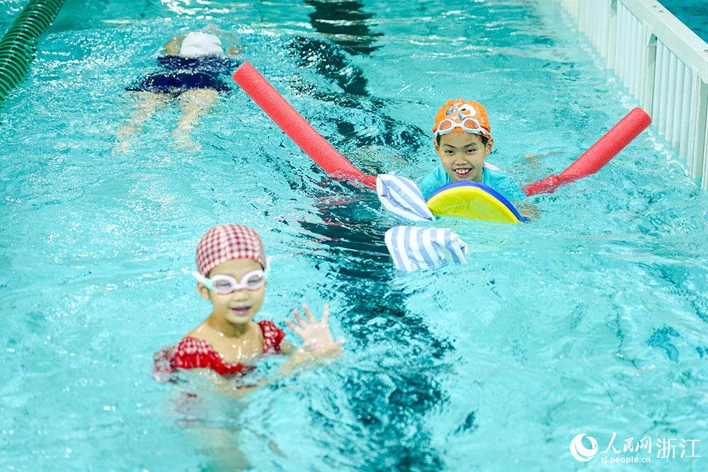 在浙江省嘉興市秀洲區一游泳館，孩子們練習游泳。人民網 章勇濤攝