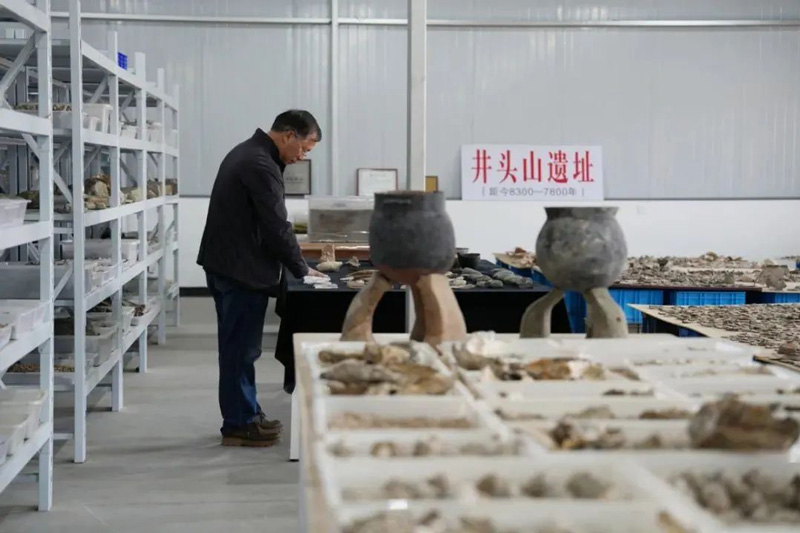 孫國平正在整理出土文物。余姚市委宣傳部供圖