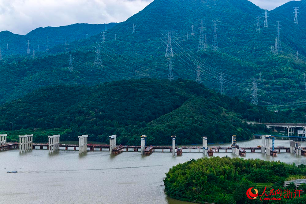 甬臺溫改擴建寧波南段項目寧波西塢至麻岙嶺段施工現場。人民網 章勇濤攝