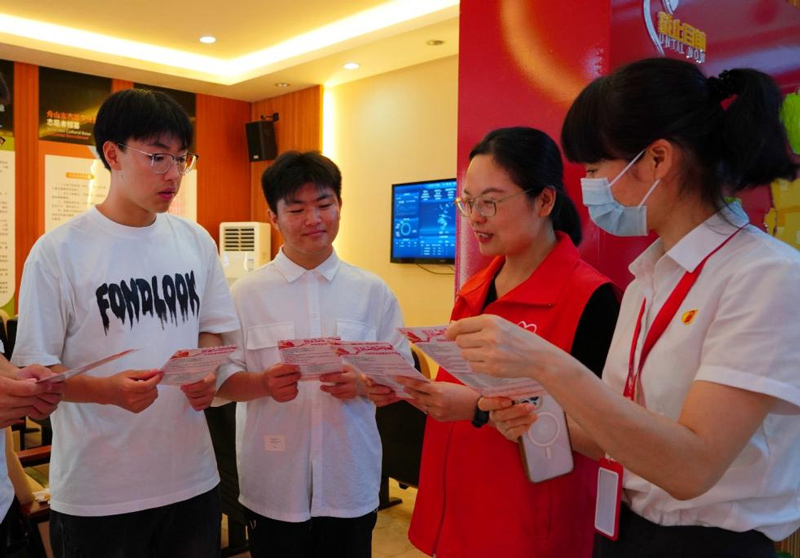 志愿者在志愿文化基地面向大學生開展宣傳。舟山煙草供圖