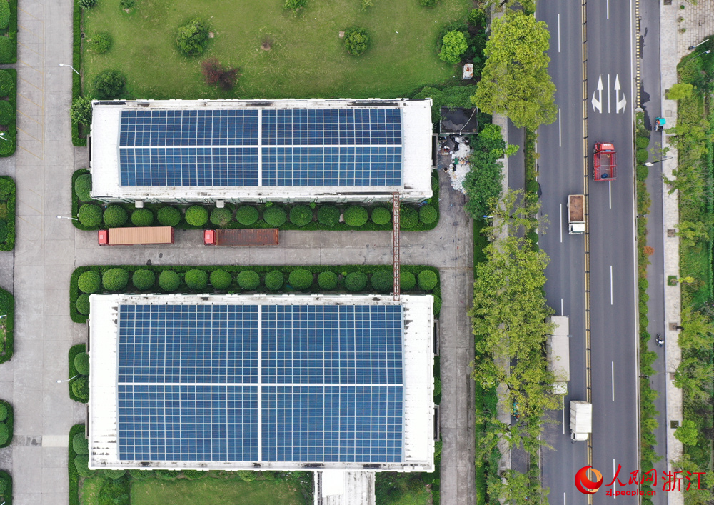企業的屋頂上整齊排列著光伏板。人民網記者 郭揚攝