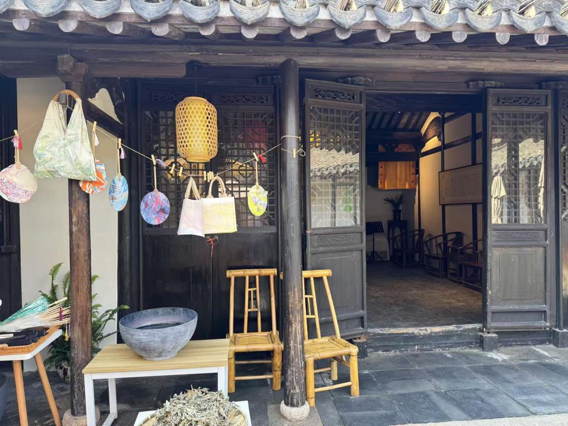 大漆手作體驗“課”上，各式配色的漆扇等待晾干“出爐”。人民網記者 龔莎攝