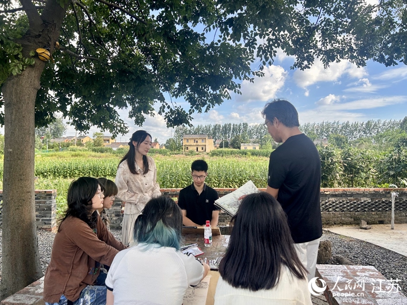 在趙湖村寫生的師生。人民網 王丹丹攝