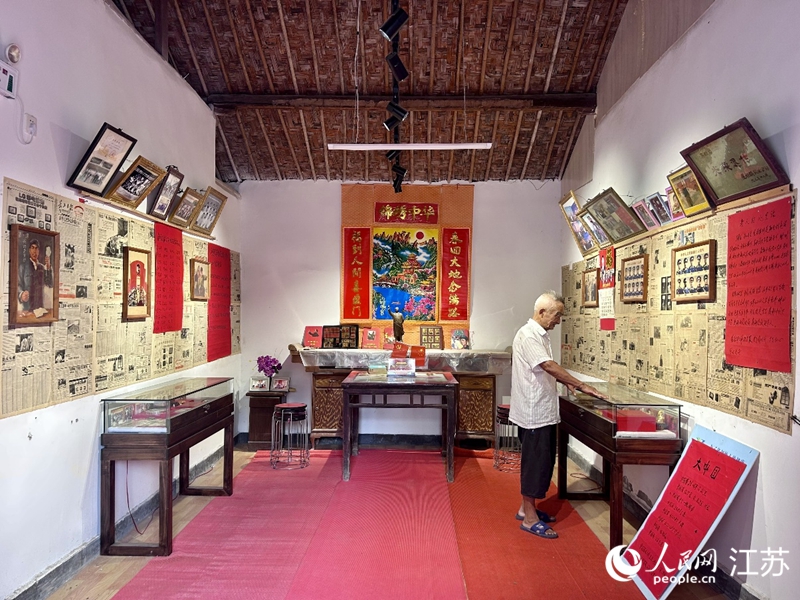 村民馬維龍在堂屋內收拾整理。人民網 王丹丹攝