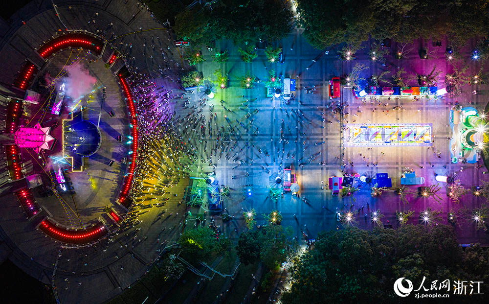 8月8日，市民在浙江紹興柯橋瓜渚湖畔參與夏日盛宴。人民網 章勇濤攝