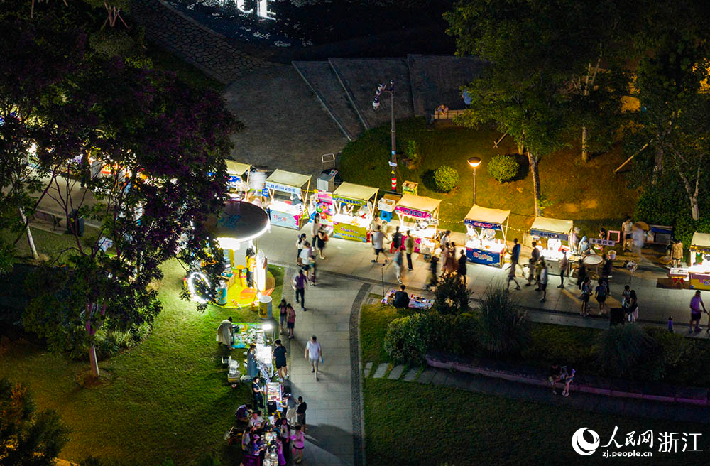 8月8日，市民在浙江紹興柯橋瓜渚湖畔參與夏日盛宴。人民網 章勇濤攝