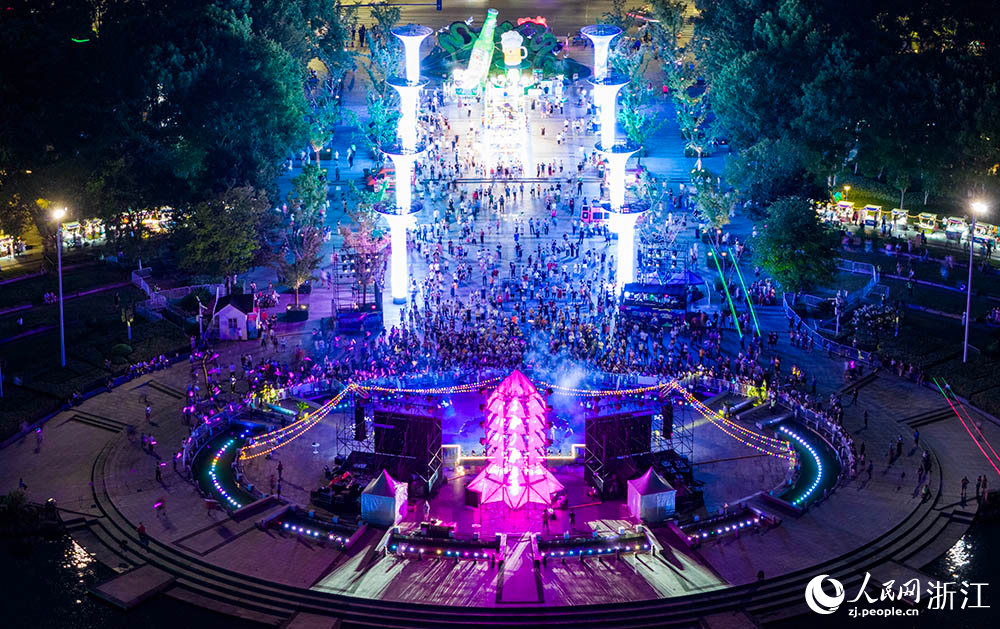 8月8日，市民在浙江紹興柯橋瓜渚湖畔參與夏日盛宴。人民網 章勇濤攝