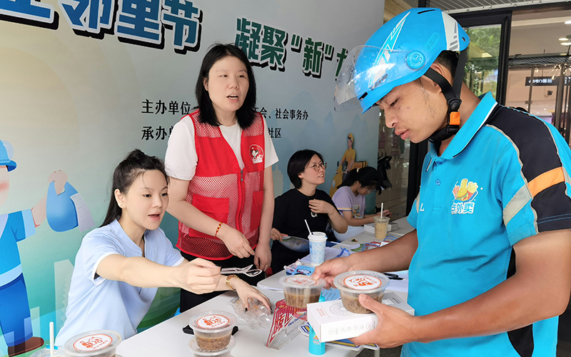 為外賣小哥提供消暑飲品。唐慧攝