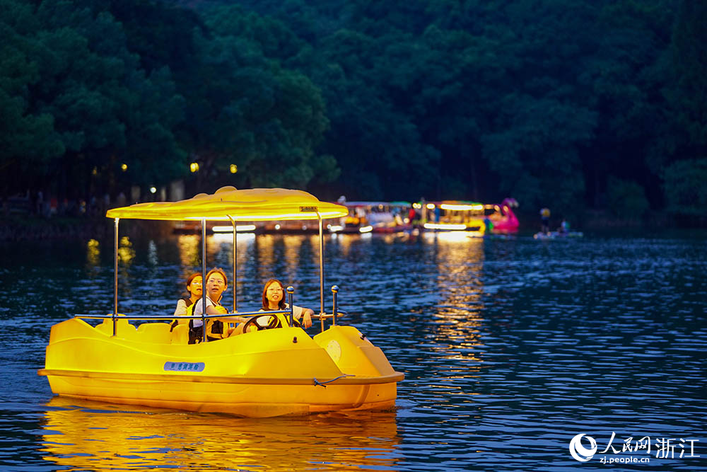 8月10日，市民游客在寧波市江北區慈城古縣城夜游。人民網 章勇濤攝