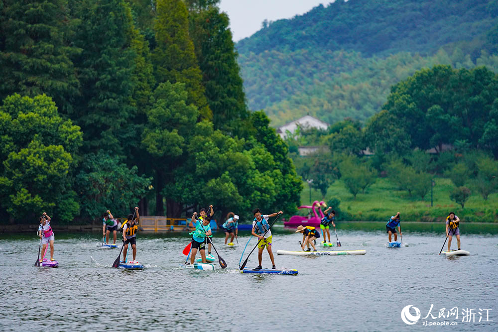 8月10日，在寧波市江北區慈湖，青年夜校學員和運動員一起劃槳板。人民網 章勇濤攝