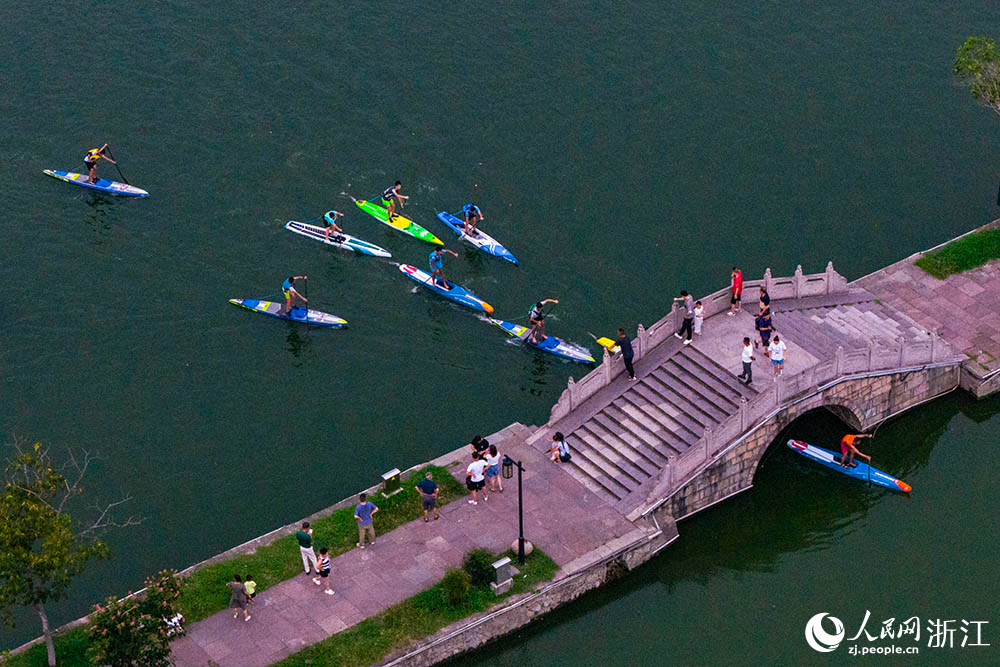 8月10日，在寧波市江北區慈湖，青年夜校學員和運動員一起劃槳板。人民網 章勇濤攝