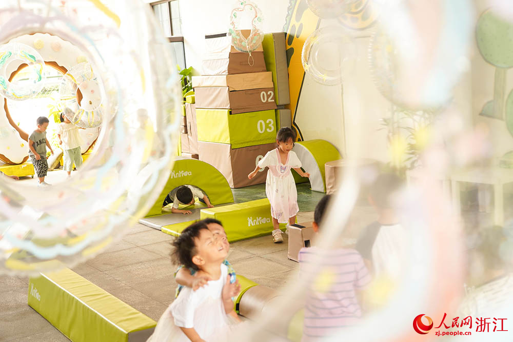 孩子們正在老師的帶領下上體能游戲課。人民網 章勇濤攝